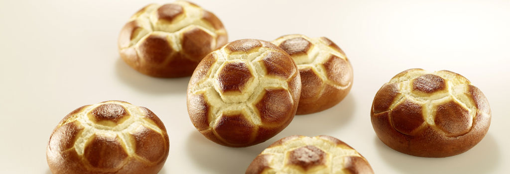 Pretzel Football Roll 70g fully baked (2)